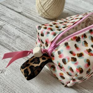 Trousse toilette enduite cube/ Confetti / Léopard rose, beige, ciel