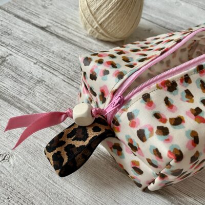 Trousse toilette enduite cube/ Confetti / Léopard rose, beige, ciel