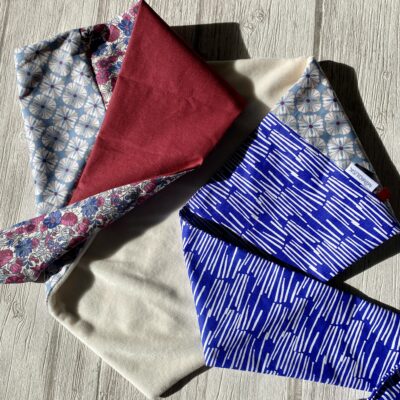 Foulard triangle doudou / Fleuri bordeaux bleu outremer lekker – Image 4
