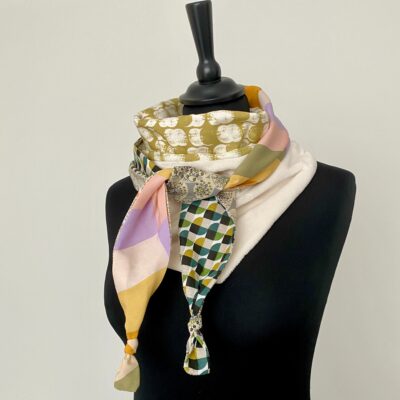 Foulard triangle doudou / cacahuète et liberty / vert mousse damier pastel – Image 5