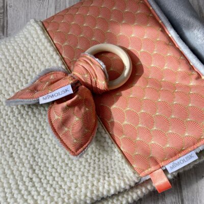 Couverture tricotée main et polaire - Eventails / Orange corail Doré – Image 3