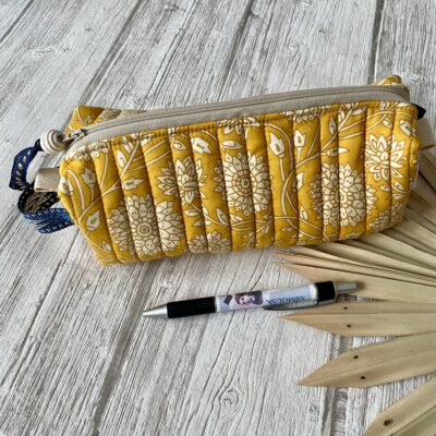 Trousse carrée matelassée / Tissu indien jaune beige – Image 2