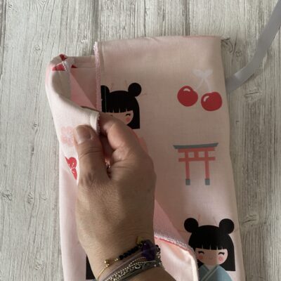 Tapis à langer nomade / motif kokeshi, éponge bio rose – Image 6