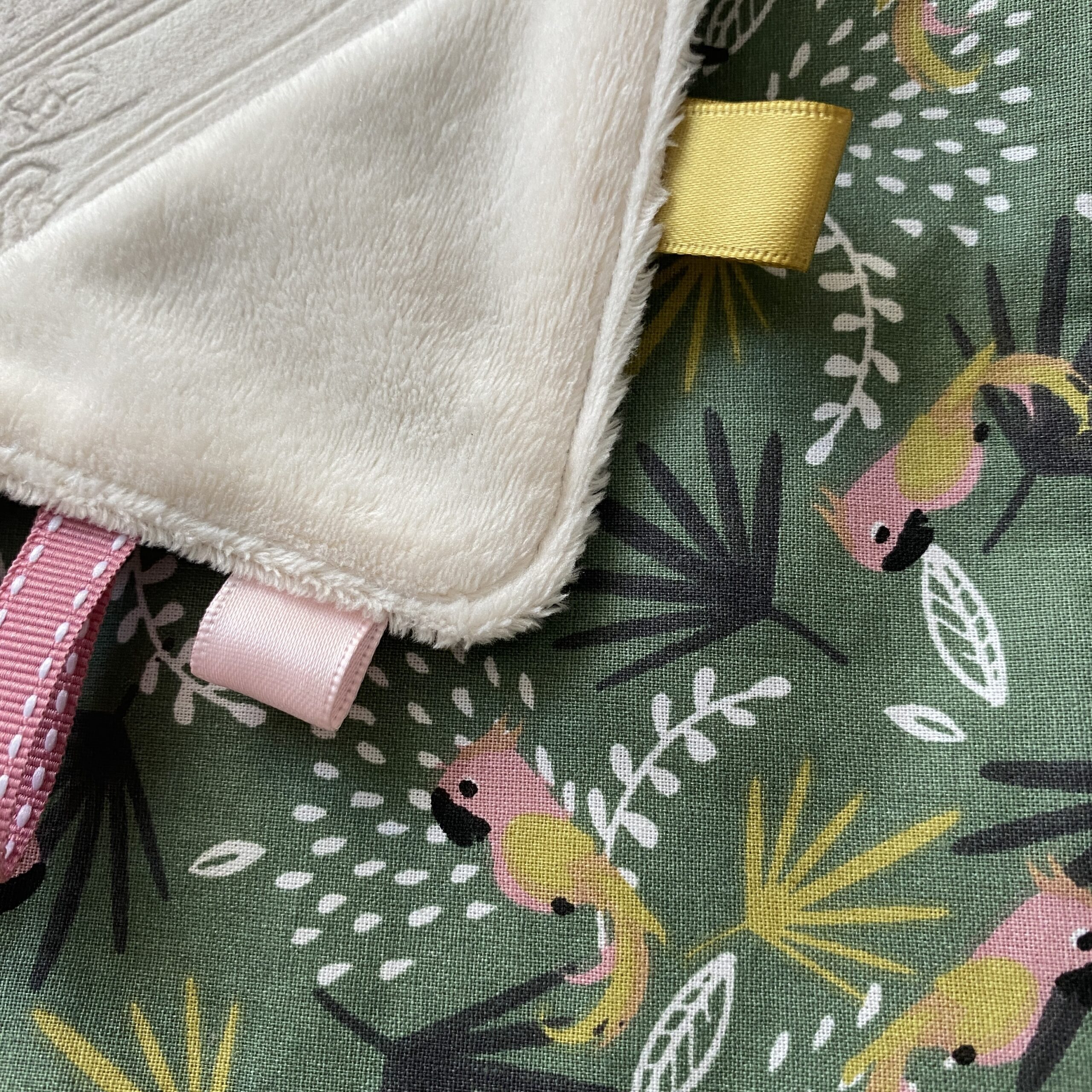 Doudou anneau de dentition, bois et silicone/ Perroquets / vert rose – Image 2