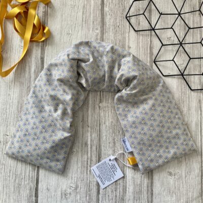 Bouillotte longue XL pour cervicales en graines de lin bio/ fleur geom gris jaune