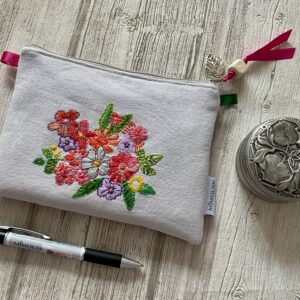 Trousse brodée / Dos tissu Rifle / jean clair, broderie main fleurie