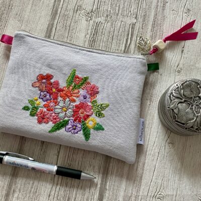 Trousse brodée / Dos tissu Rifle / jean clair, broderie main fleurie