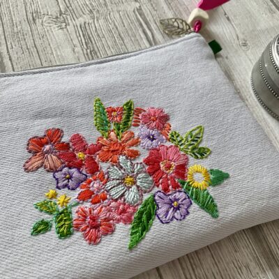 Trousse brodée / Dos tissu Rifle / jean clair, broderie main fleurie – Image 3