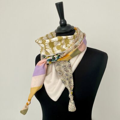 Foulard triangle doudou / cacahuète et liberty / vert mousse damier pastel – Image 3