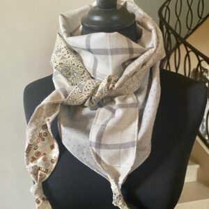 Foulard triangle 10 /carreaux et Liberty / Gris Beige