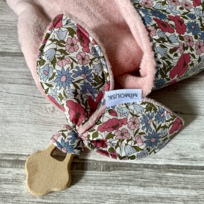 Hochet oreilles / Anneau de dentition bois -Liberty Poppy hortensias Rose