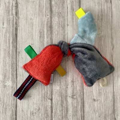 Jouet pour chien / Noeud grelot, éponge rouge polaire ciel grise – Image 3