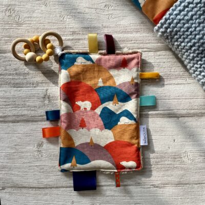 Doudou anneau de dentition, bois et silicone/ Ours montagne / Orange bleu beige – Image 5
