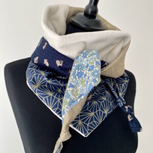 Foulard triangle doudou / Marine beige doré lapins Liberty