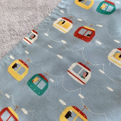 Tapis à langer nomade / motif télécabines, éponge bambou grise – Image 4