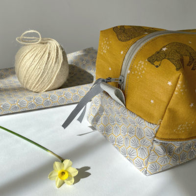 Trousse Carrée enduite, gris/jaune, ours brun baloo