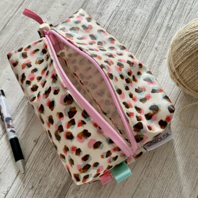 Trousse toilette enduite cube/ Confetti / Léopard rose, beige, ciel – Image 3