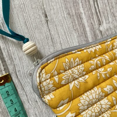 Trousse matelassée / Tissu indien jaune – Image 2