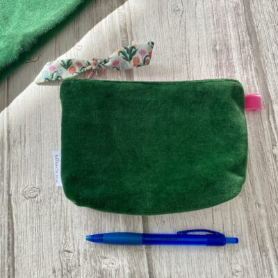 Trousse brodée fleurs/ Jean et velours vert, noeud fleuri – Image 3
