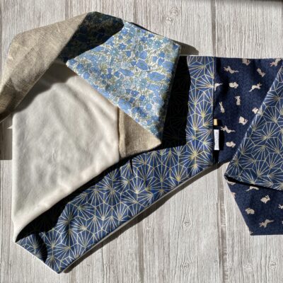 Foulard triangle doudou / Marine beige doré lapins Liberty – Image 4