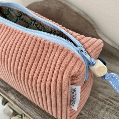 Trousse carrée velours / Rose, doublure éventails yona vert rose ciel – Image 4