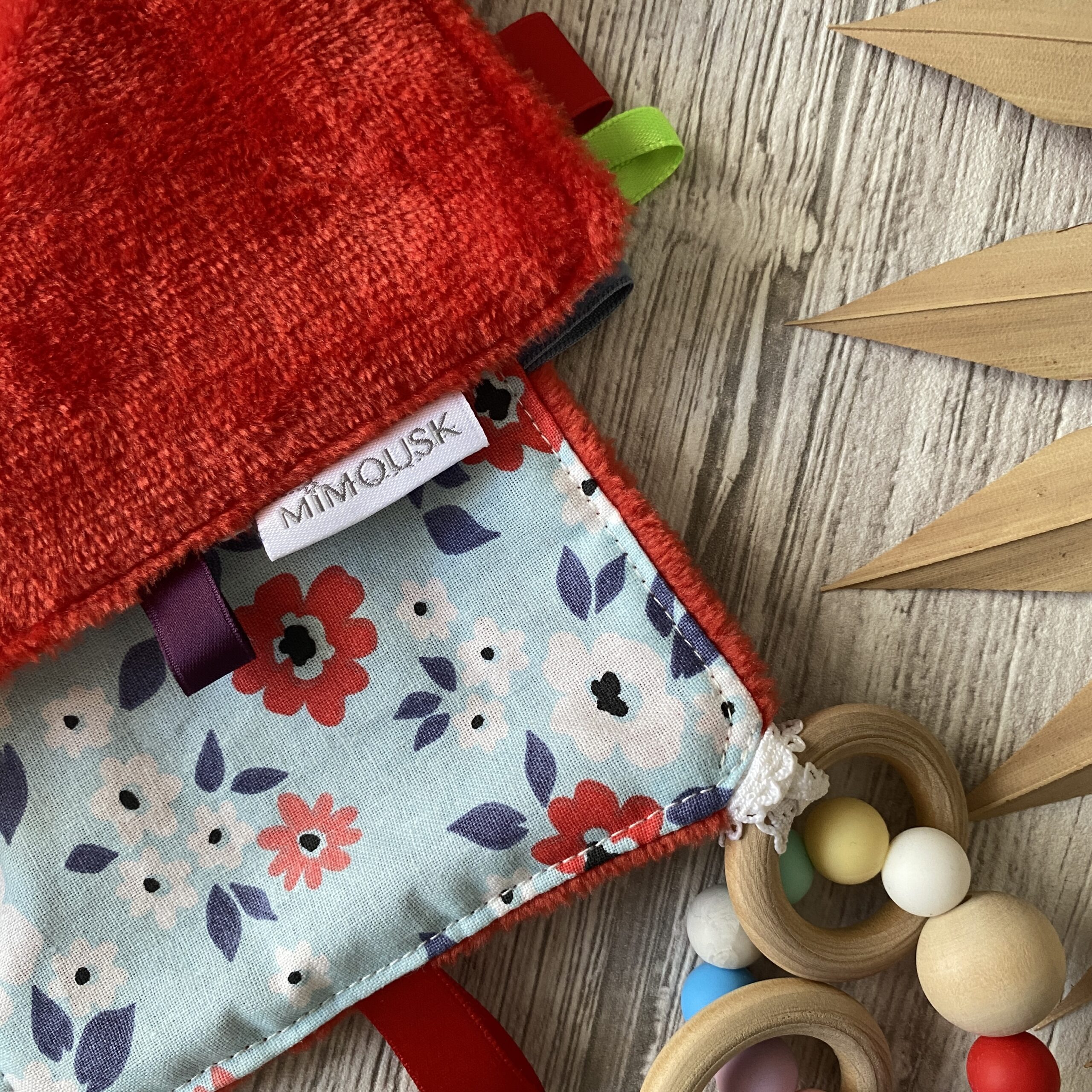 Doudou anneau de dentition, bois et silicone/ Fleurs retro pop / Ciel Rouge – Image 2