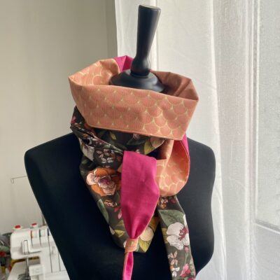 Foulard triangle 2 / fleurs vintage Candice, éventails / corail fuschia brun – Image 2