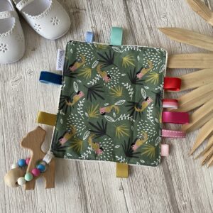 Doudou anneau de dentition, bois et silicone/ Perroquets / vert rose