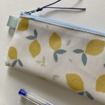 Trousse longue enduite, motif citrons, jaune blanc
