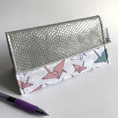 Porte-chéquier, motif grues origami, argent/blanc/rose