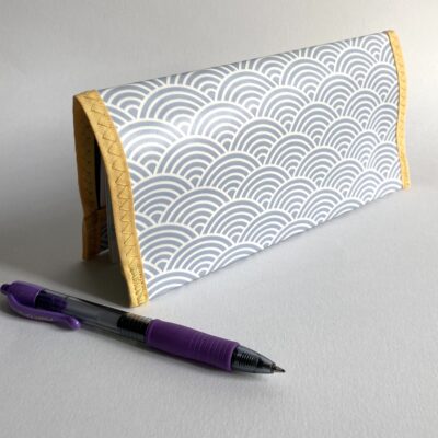 Porte-chéquier, enduit, motif japonais écailles gris/ciel/jaune