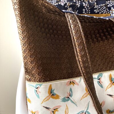 Grand sac cabas simili cannage et oiseaux, coloris marron cuivré – Image 3