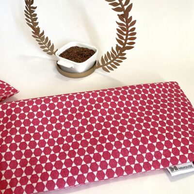 Bouillotte longue pour cervicales en graines de lin bio, motif géométrique, fuschia et blanc – Image 2