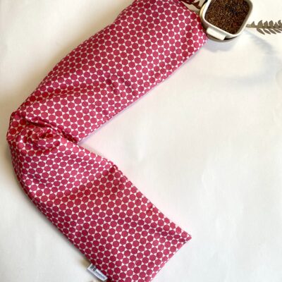 Bouillotte longue pour cervicales en graines de lin bio, motif géométrique, fuschia et blanc