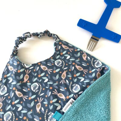 Serviette élastiquée coton et éponge bio / motif lémuriens, coloris bleu