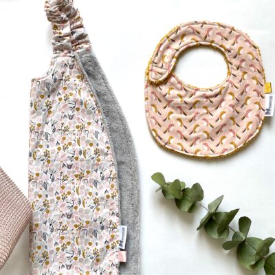 Serviette élastiquée / décor fleuri, éponge bambou grise – Image 3