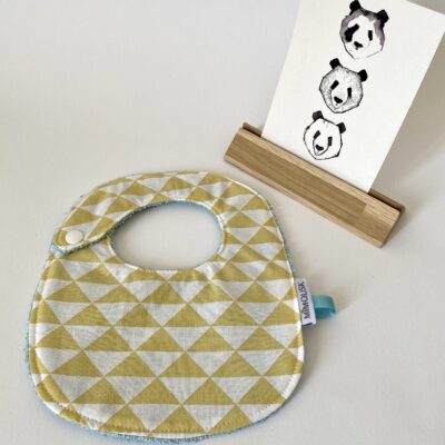 Bavoir motif triangles jaune et blanc, dos éponge bleu-vert – Image 3