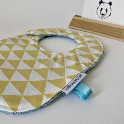 Bavoir motif triangles jaune et blanc, dos éponge bleu-vert