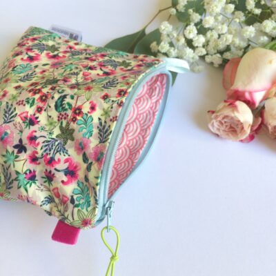 Trousse plate enduite doublée fleurie, coloris rose vert