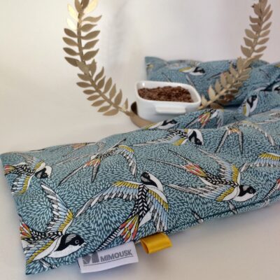 Bouillotte longue pour cervicales en graines de lin bio, motif hirondelles, bleu/noir/jaune