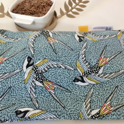 Bouillotte longue pour cervicales en graines de lin bio, motif hirondelles, bleu/noir/jaune – Image 2