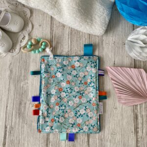 doudou etiquettes tissu et polaire avec anneau de dentition perles silicone sans bpa idee cadeau naissance