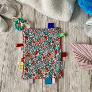 doudou etiquettes tissu et polaire avec anneau de dentition perles silicone sans bpa idee cadeau naissance