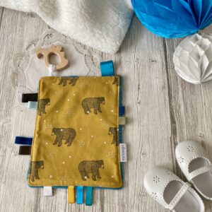 doudou-etiquettes anneau de dentition bois motif ours fond moutarde