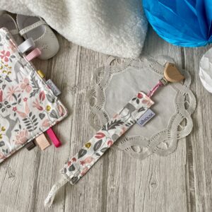 attache sucette tissu rose biche clip oiseau bois