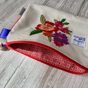 Trousse brodée fleurs/ Nothing else, beige doublée saki rouge