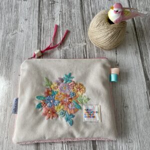 trousse brodée main doublée et dos éponge bambou. Création unique, fait-main en France.