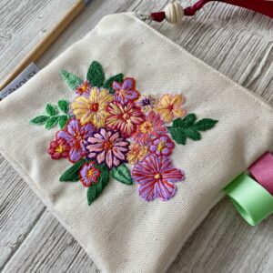 trousse fleurie brodée main mimousk
