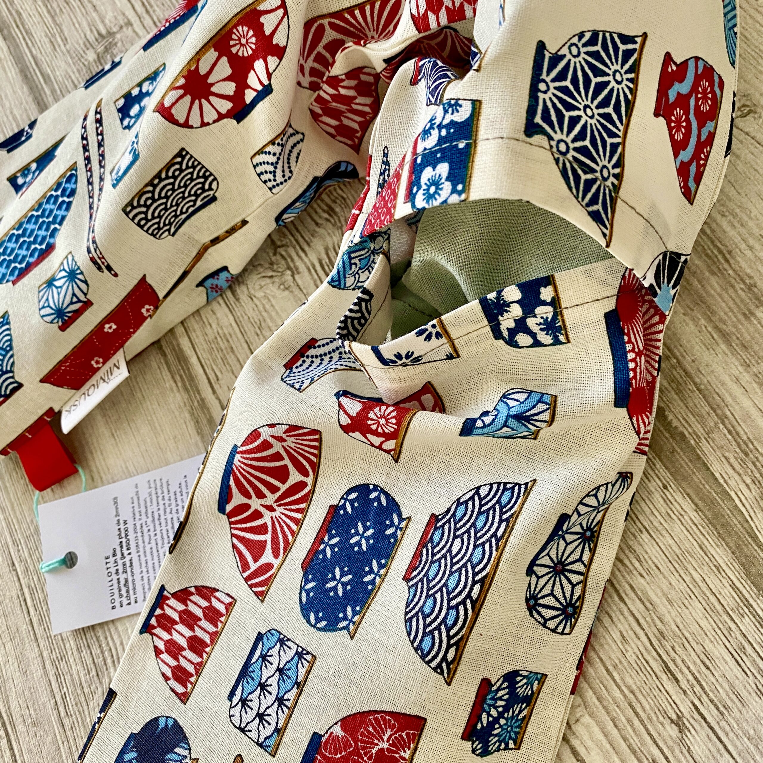 Bouillotte longue XL pour cervicales en graines de lin bio/ Bols ramen, écru rouge bleu – Image 2