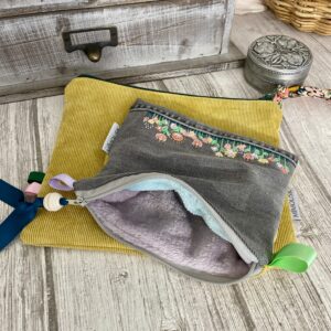 Pochette brodée main petites fleurs pastel Mimousk